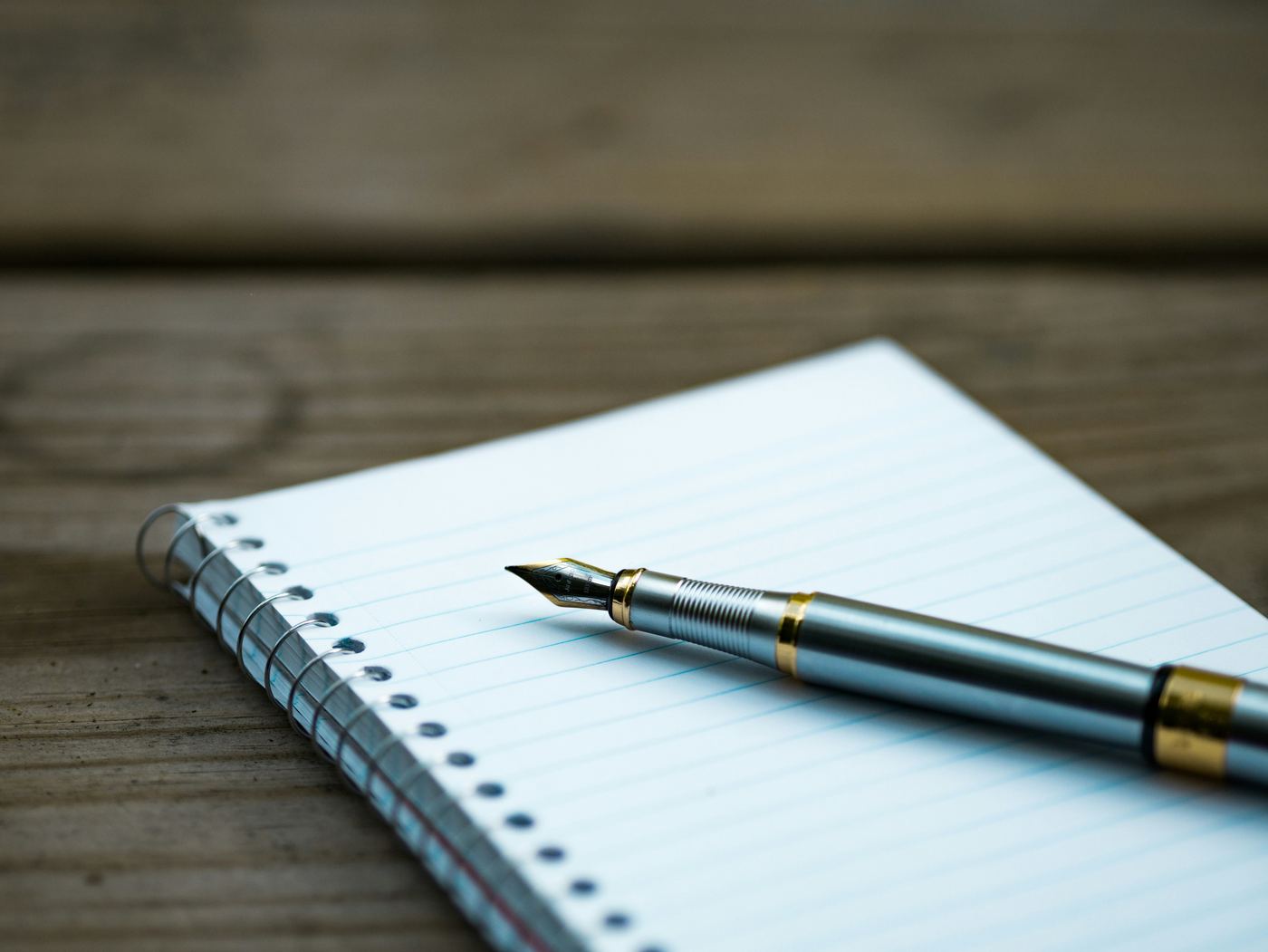Carnet de notes manuscrites et stylo