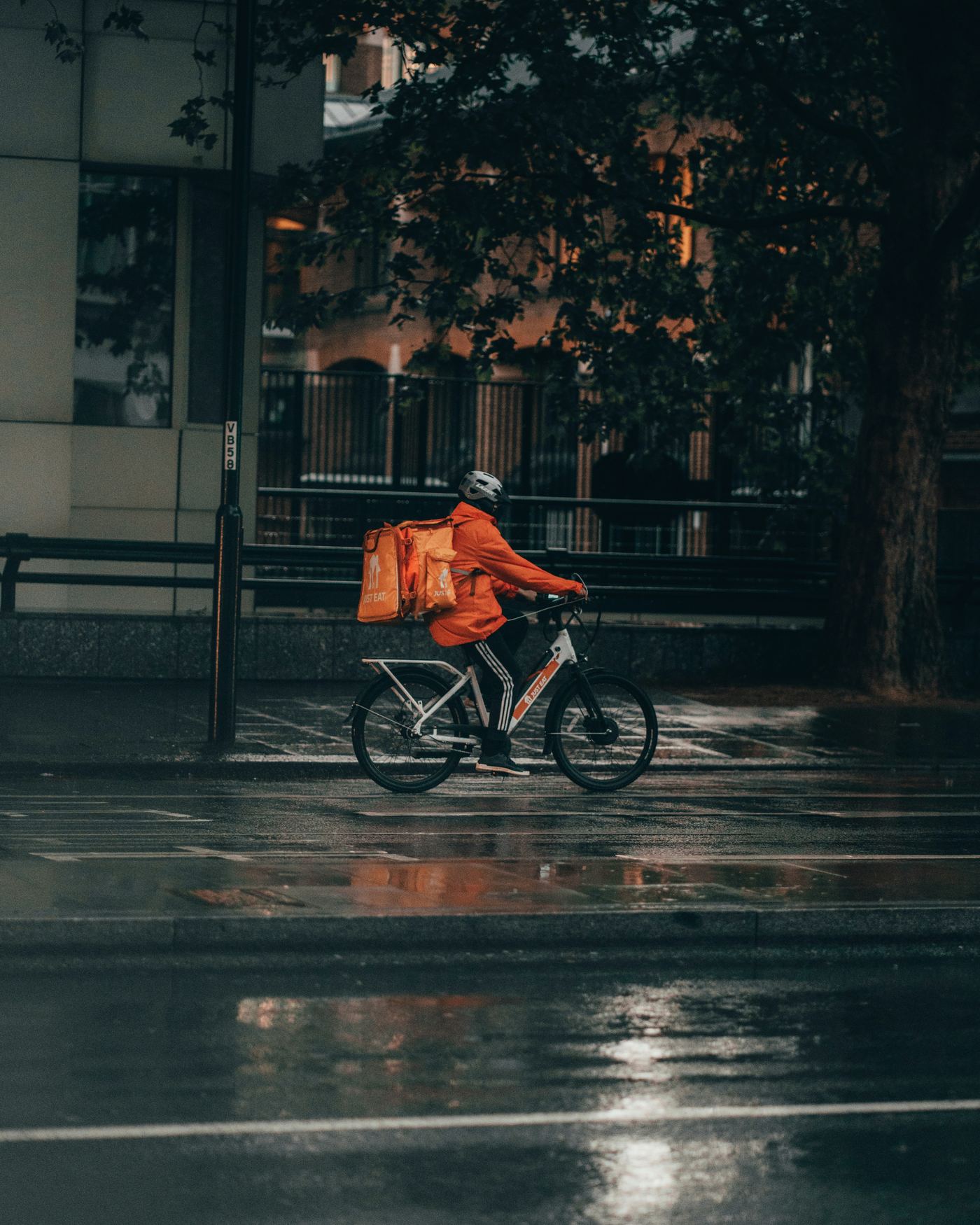 Coursier à vélo en ville