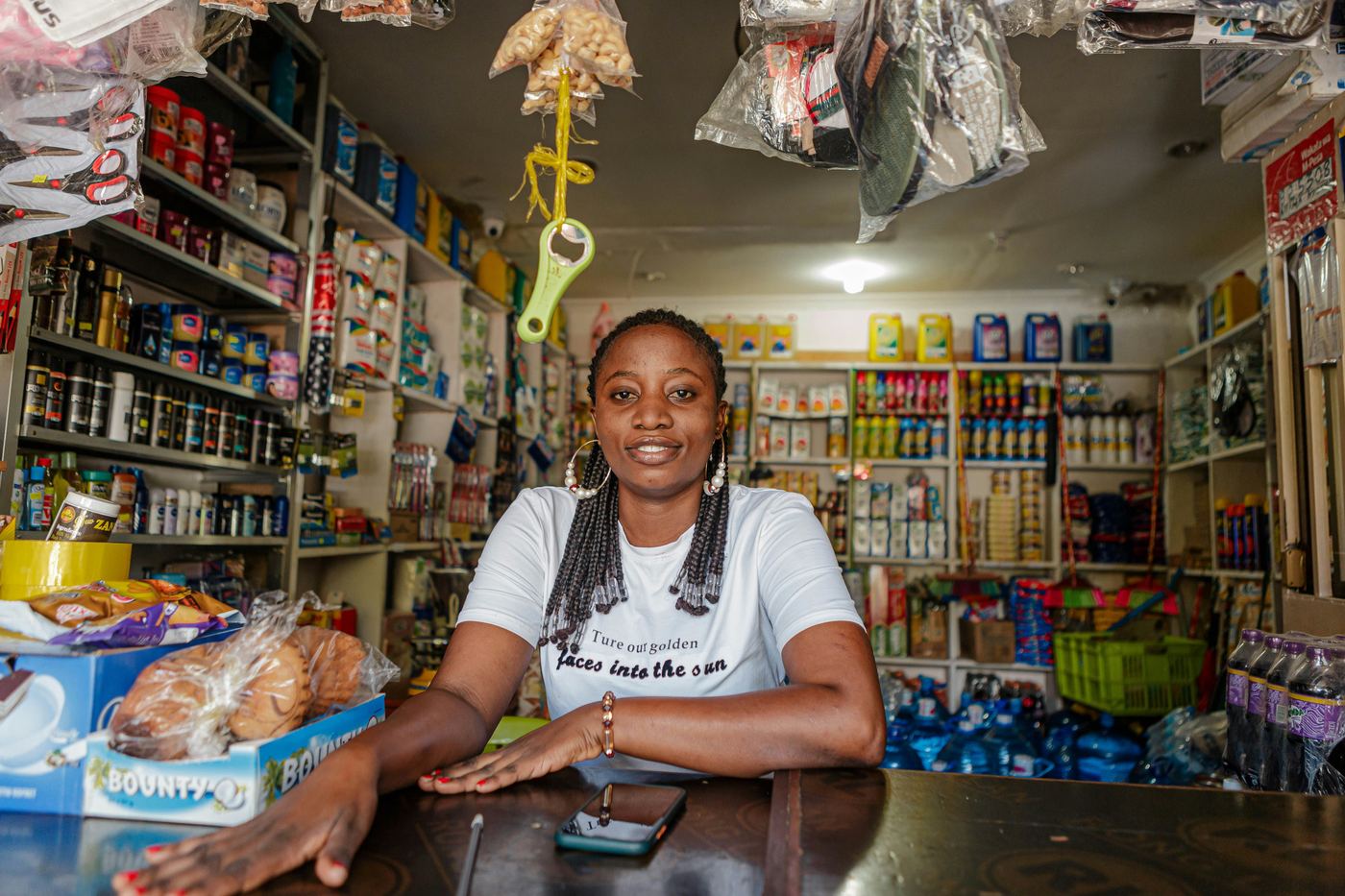 Commerçante au comptoir de sa boutique