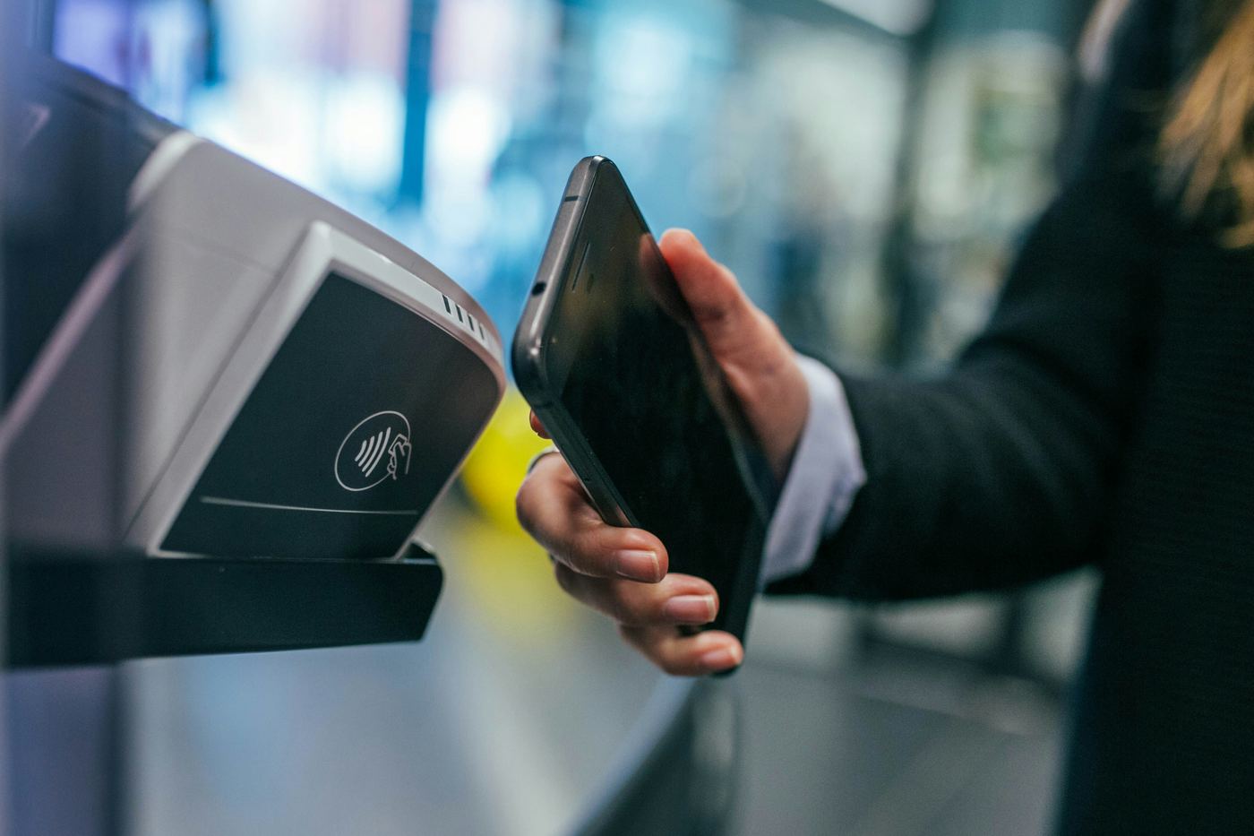 Personne tenant un smartphone pour payer