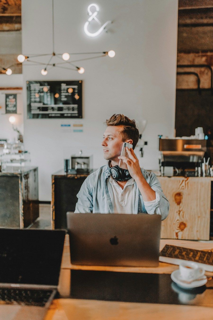 Homme utilisant son smartphone