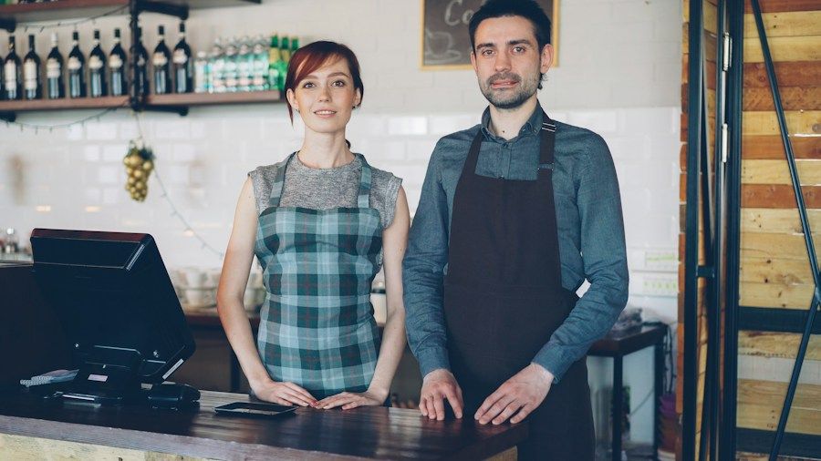 Deux employés derrière un comptoir