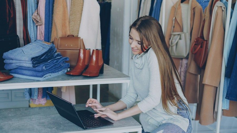 Commerçante consultant son ordinateur en boutique